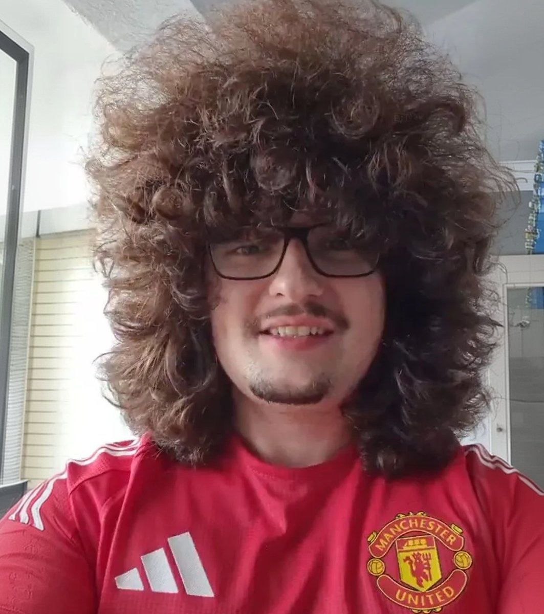 Manchester United Taraftarı, Takımın Form Düşüşüne 500 Gündür Saçını Keserek Tepki Veriyor