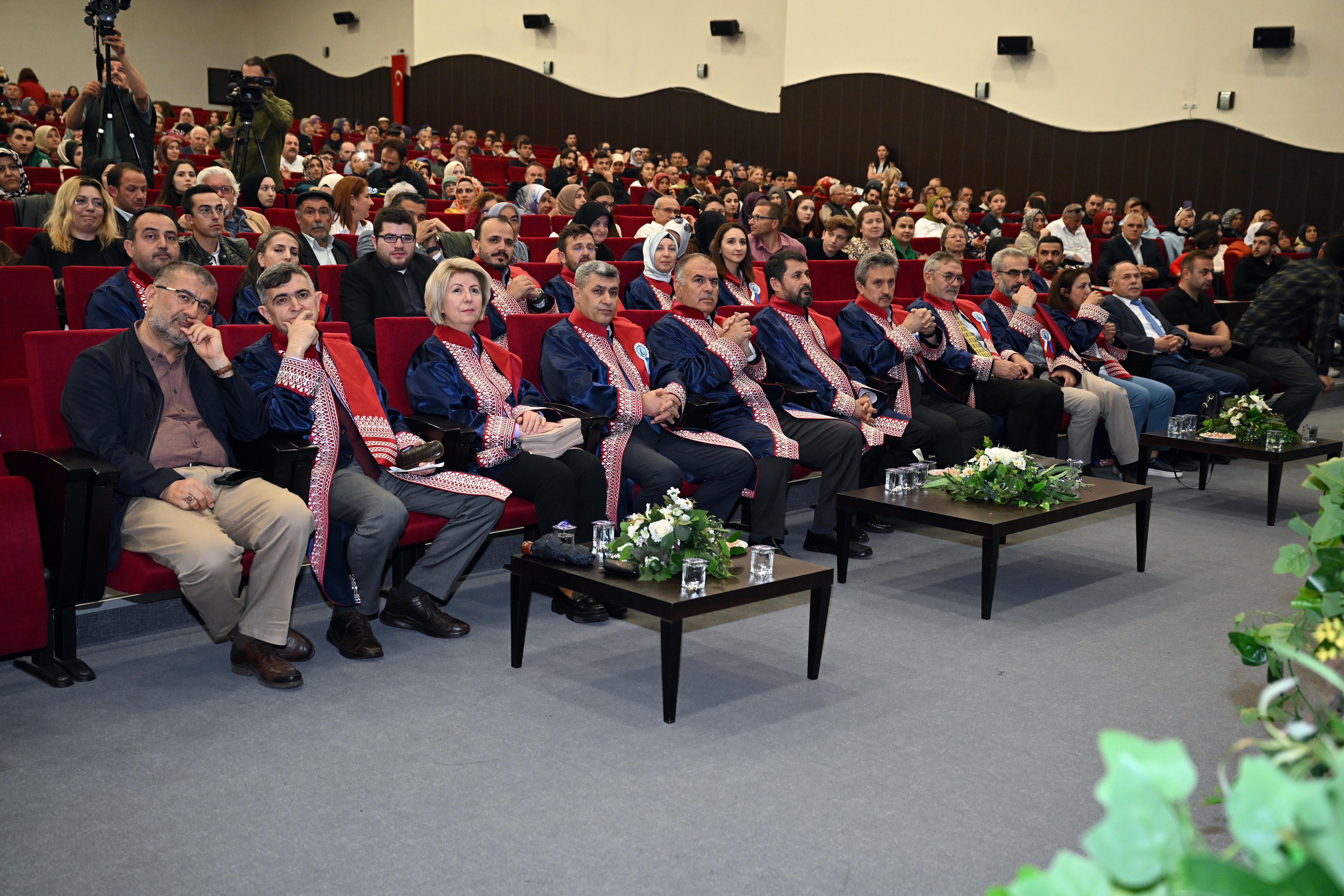 AKÜ İktisadi ve İdari Bilimler Fakültesi 2022-2023 Mezuniyet Törenleri Gerçekleştirildi