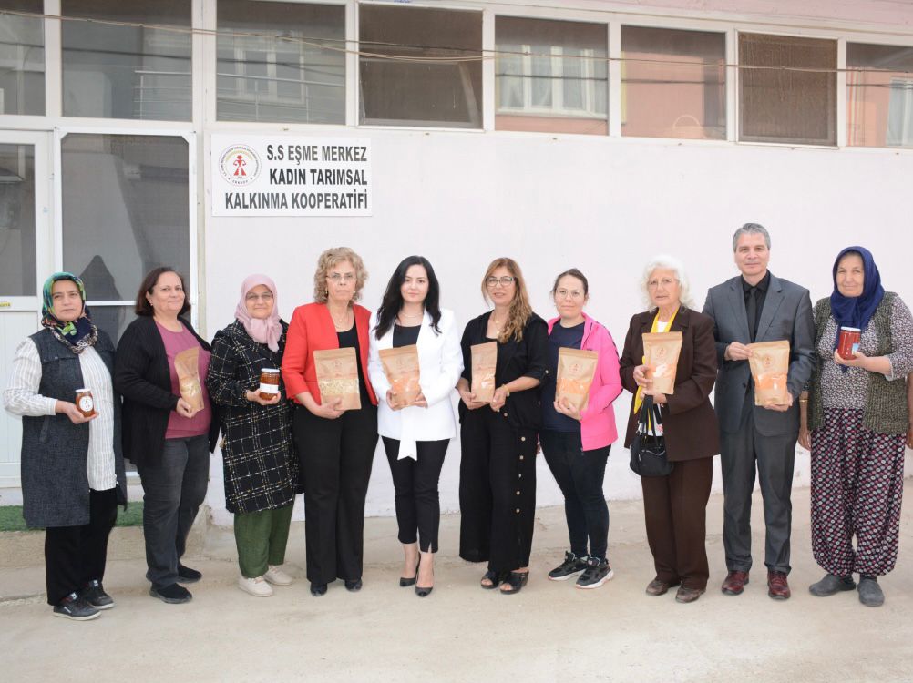 Kaymakam Selin Sarı ve İlçe Tarım Müdürü Mahmut Yılmaz, Eşme Merkez Kadın Tarımsal Kalkınma Kooperatifini ziyaret etti.