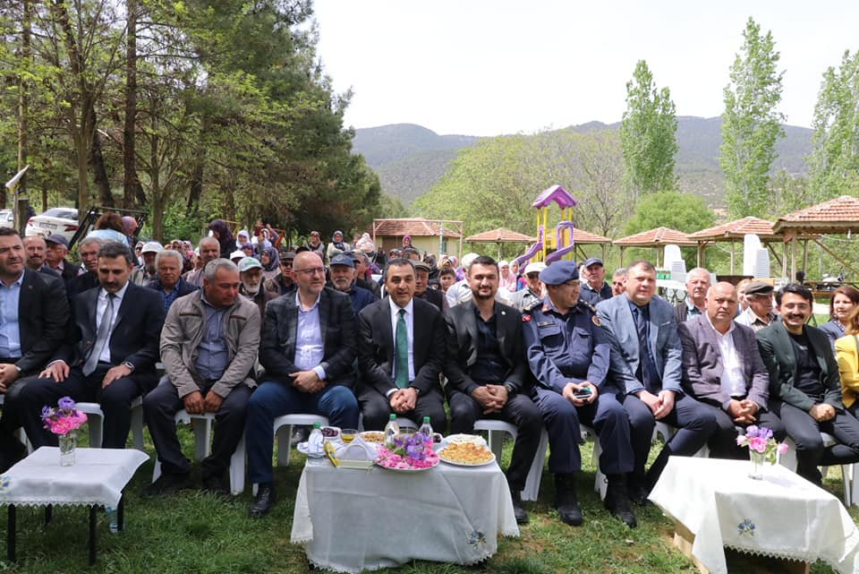 Burdur Valisi Öksüz, fidan dağıttı