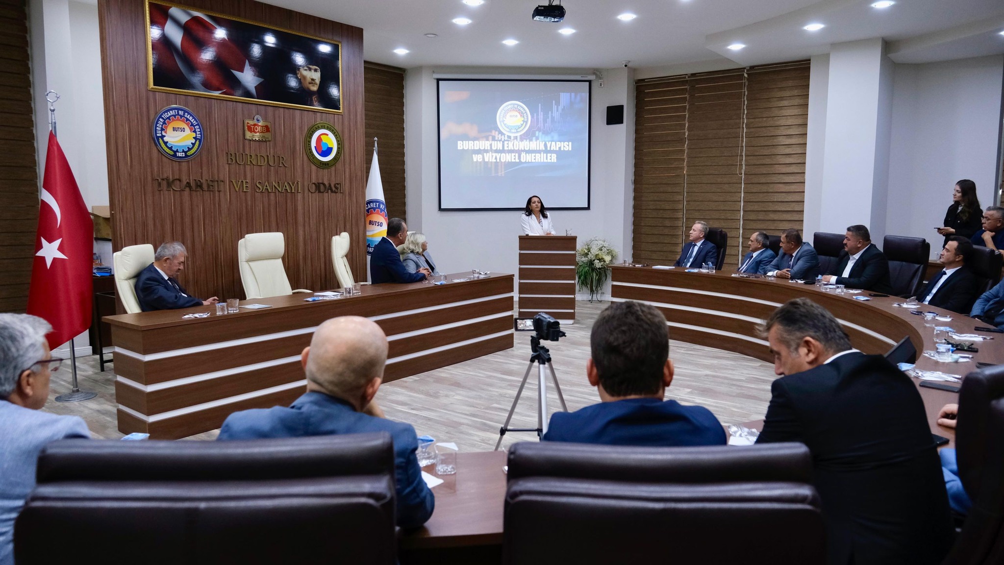 Burdur Valisi Tülay Baydar Bilgihan, Burdur Ticaret ve Sanayi Odası (BUTSO) Meclis Toplantısına katıldı.