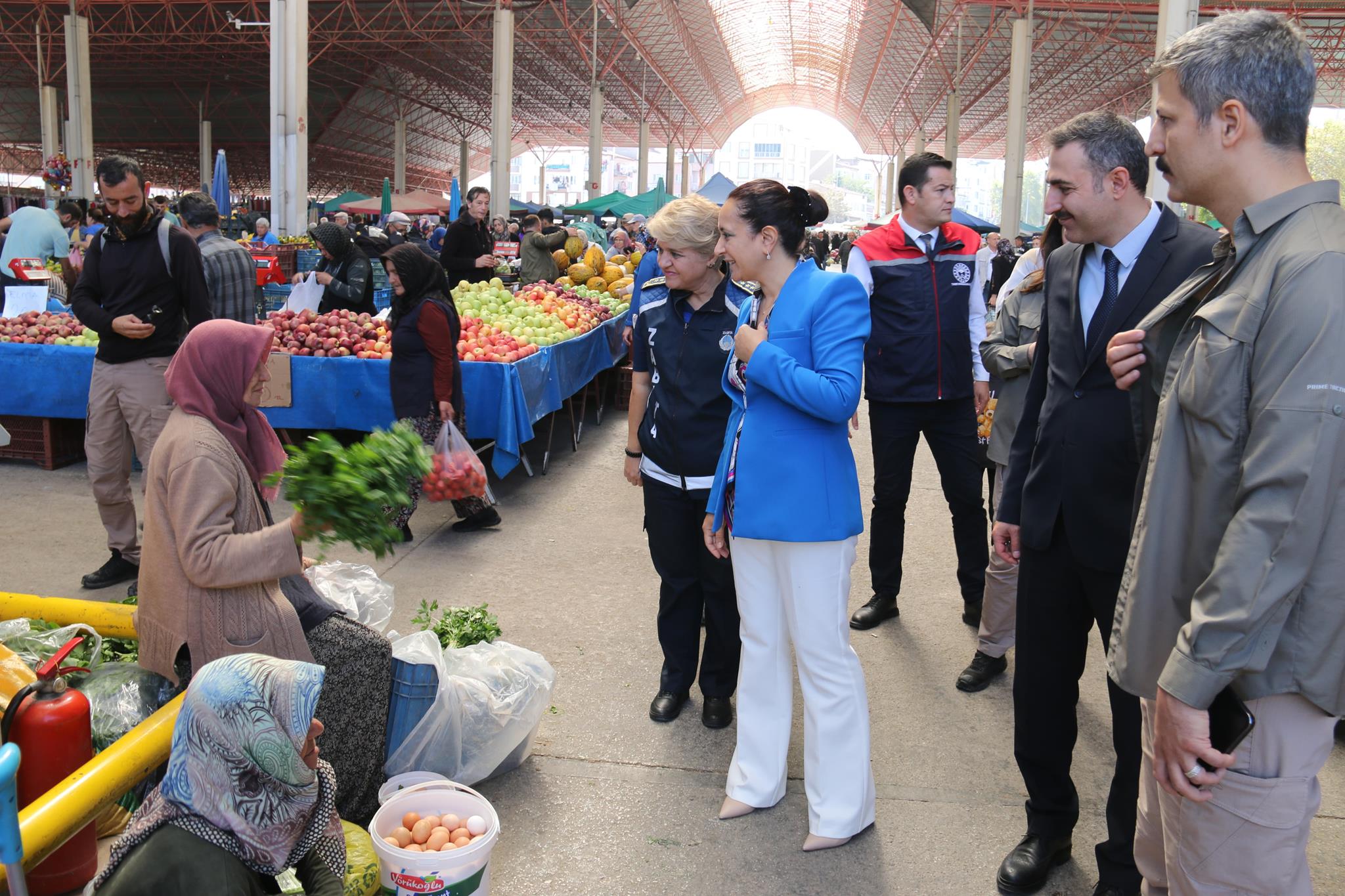 Burdur Valisi Tülay Baydar Bilgihan, Salı Pazarını Ziyaret Etti