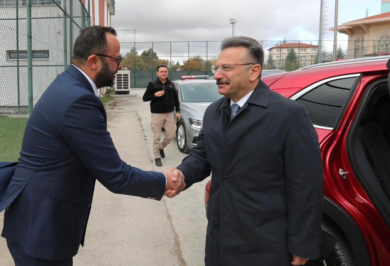 Valimiz Sayın Hüseyin Aksoy, Eskişehirspor Kulüp Başkanı Ulaş Entok ve Yönetim Kurulu Üyeleri'ne iade-i ziyarette bulundu.