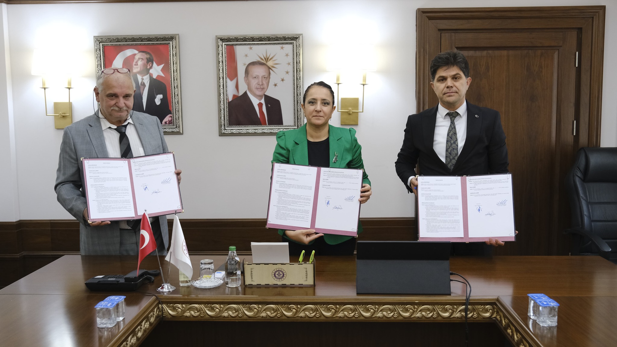 Burdur Valisi Tülay Baydar Bilgihan, Hayırsever İş İnsanı Mete Çetinkaya ile Protokol İmza Törenine Katıldı