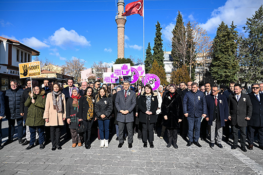 Uşak'ta Kadına Yönelik Şiddete Karşı Farkındalık Yürüyüşü Düzenlendi