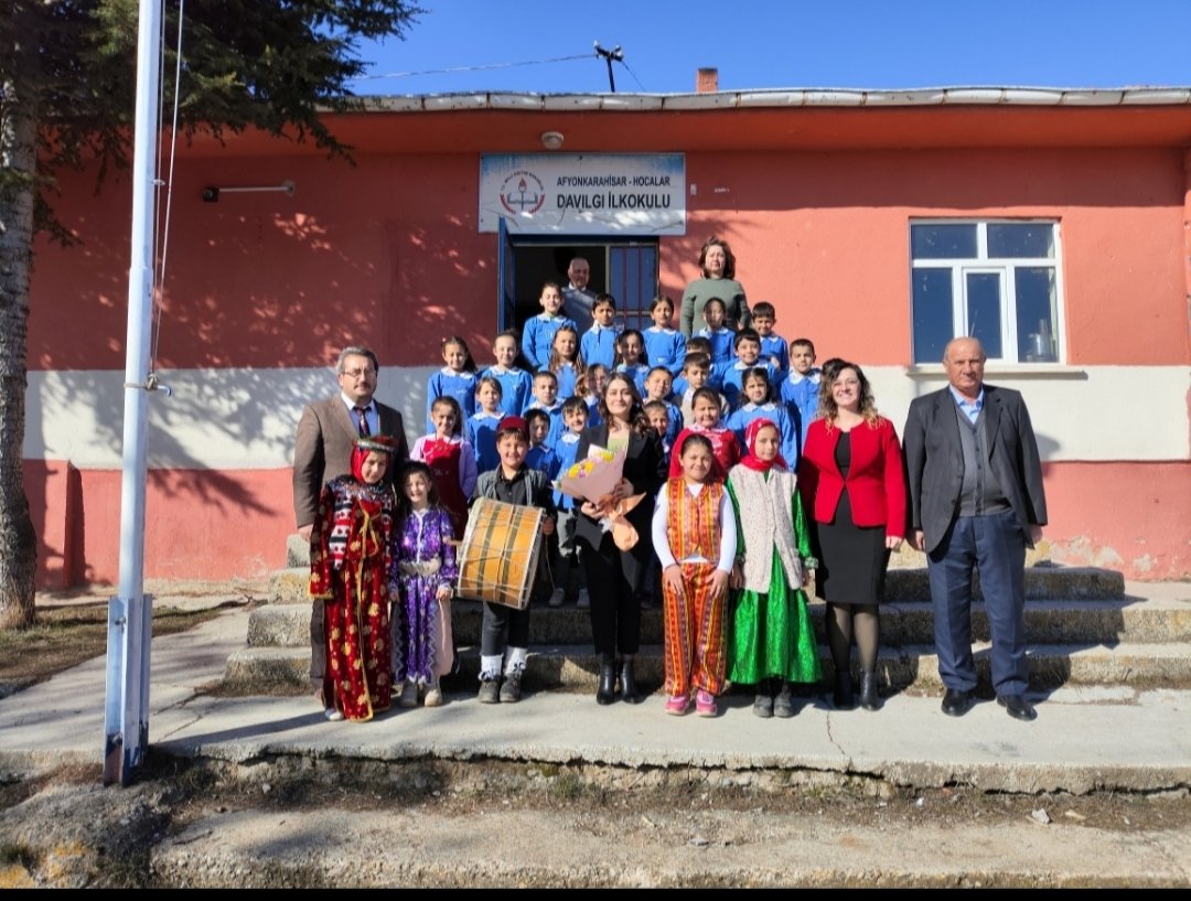 Kaymakam, Yerel Okulun Öğretmenlerini ve Öğrencilerini Ziyaret Etti