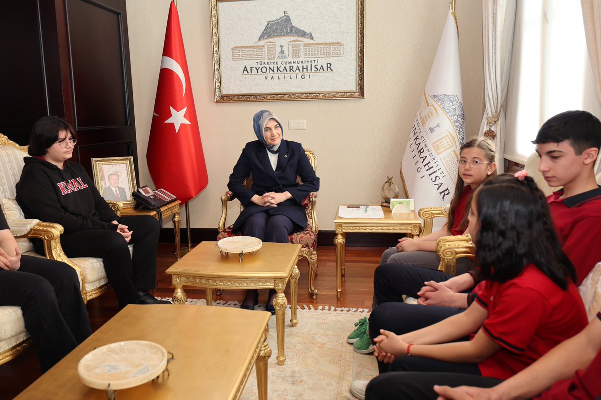 Afyonkarahisar'da 'Bir Yıldız, Bir Hilal, İlelibet İstiklal' Etkinlikleri Kapsamında Öğrenciler Ödül Alıyor