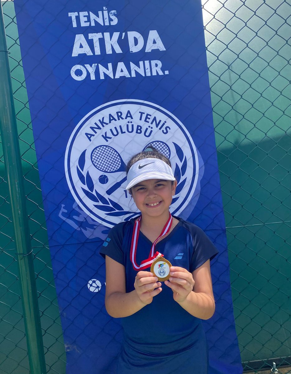 Simge Dönmez, 10 Yaş Tenis Turnuvasında Şampiyon Oldu