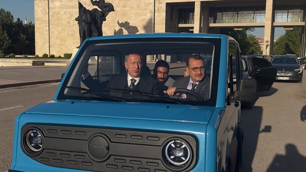 AK Parti Milletvekili Dönmez, Volta Motor'un Yerli Üretim Elektrikli Aracıyla Test Sürüşü Yaptı