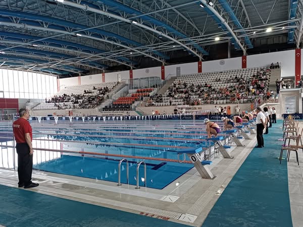 Eskişehir'de Minikler Yüzme İl Birinciliği Müsabakaları Sürerken Rekor Denemeleri Yapılıyor