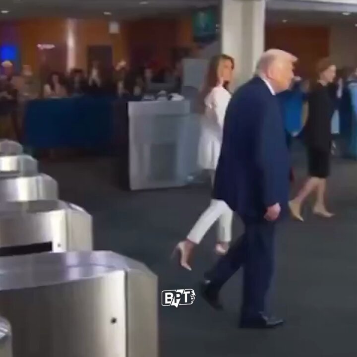 Donald Trump'ın Yürüyen Merdiveni Bozularak Dikkat Çekti