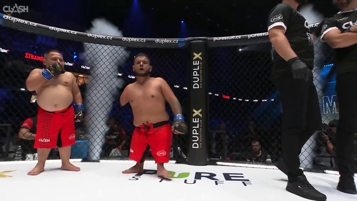 MMA Organizasyonunda Kısa Boylu Üç Dövüşçü Tek Rakibe Karşı Mücadele Etti