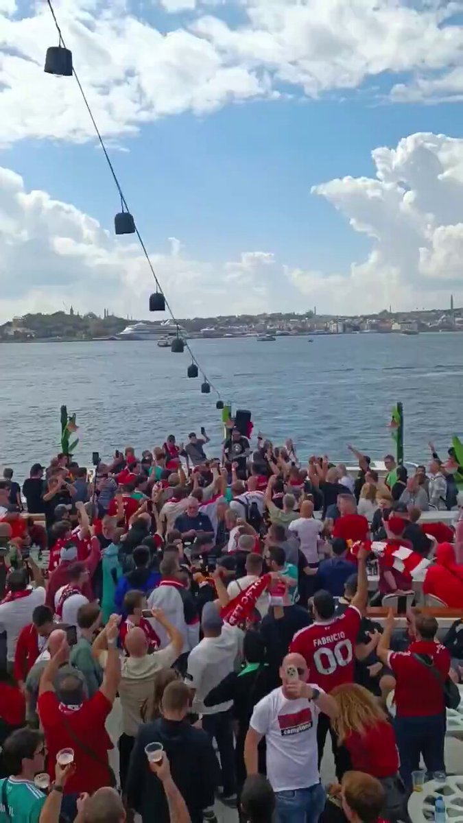 Liverpool Taraftarları İstanbul Boğazı'nda Unutulmaz Bir Gün Geçirdi