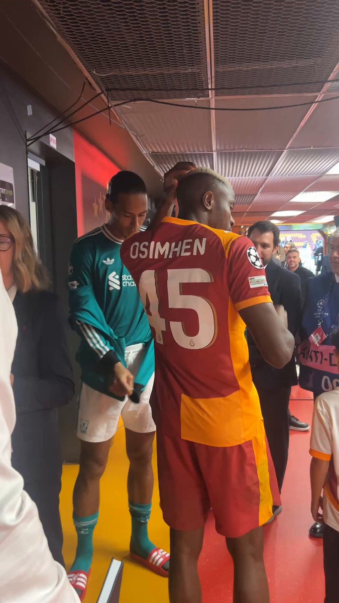 Victor Osimhen ve Virgil van Dijk Maç Sonrası Formalarını Değiştirdi