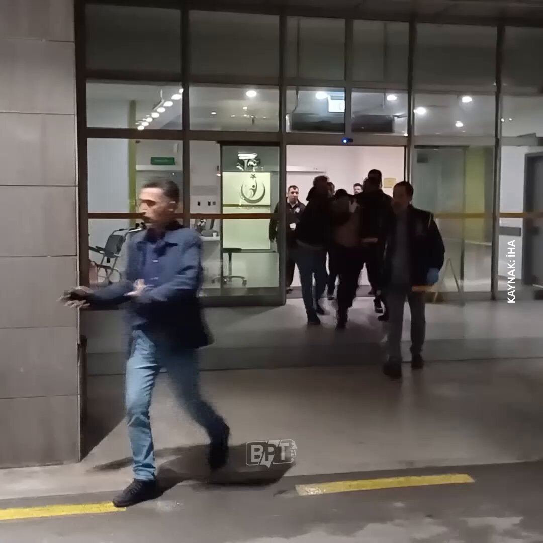 Ters Kelepçeyle Gözaltına Alınan Şahıs Kendini Bıçakla Yaraladı