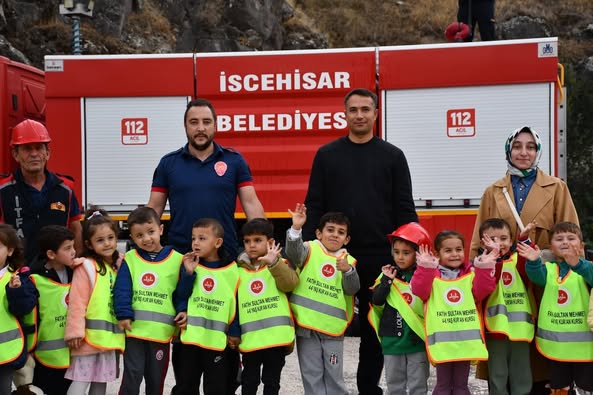 İscehisarlı Miniklerden İtfaiyecilere Sürpriz Ziyaret