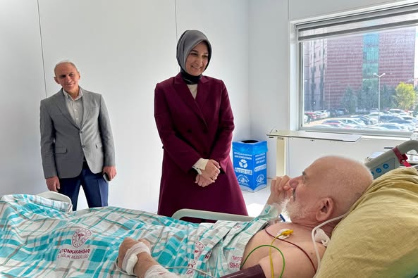 Vali Yiğitbaşı, Afyonkarahisar Devlet Hastanesi'nde Yatan Yıldırım Dede'yi Ziyaret Etti