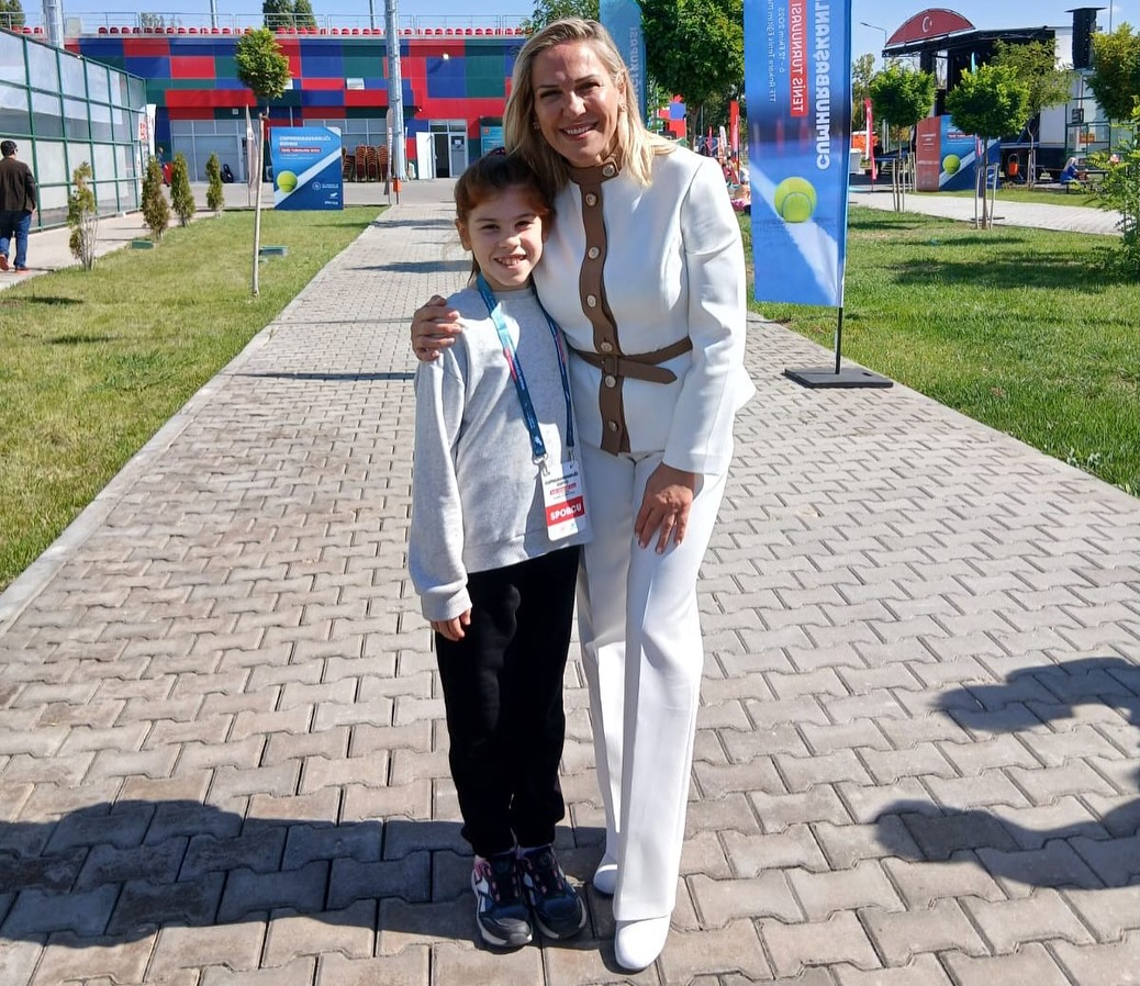 Hafsa Zehra Çınar Cumhurbaşkanlığı Kupası Tenis Turnuvası'nda Yarı Finalde