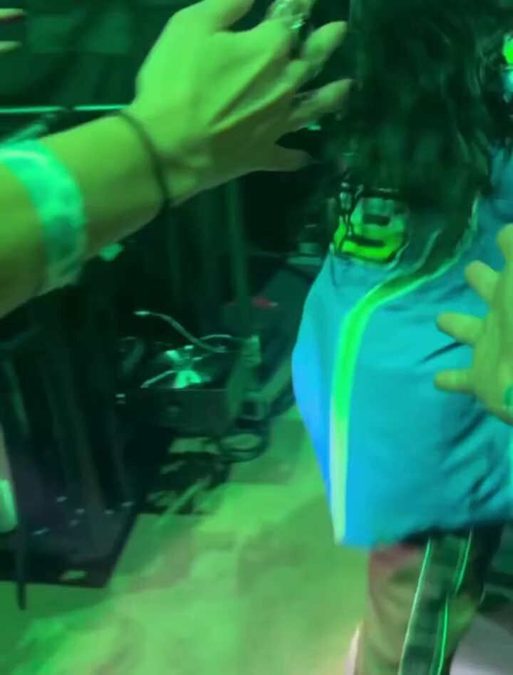 Billie Eilish Konserde Hayran Saldırısına Uğradı