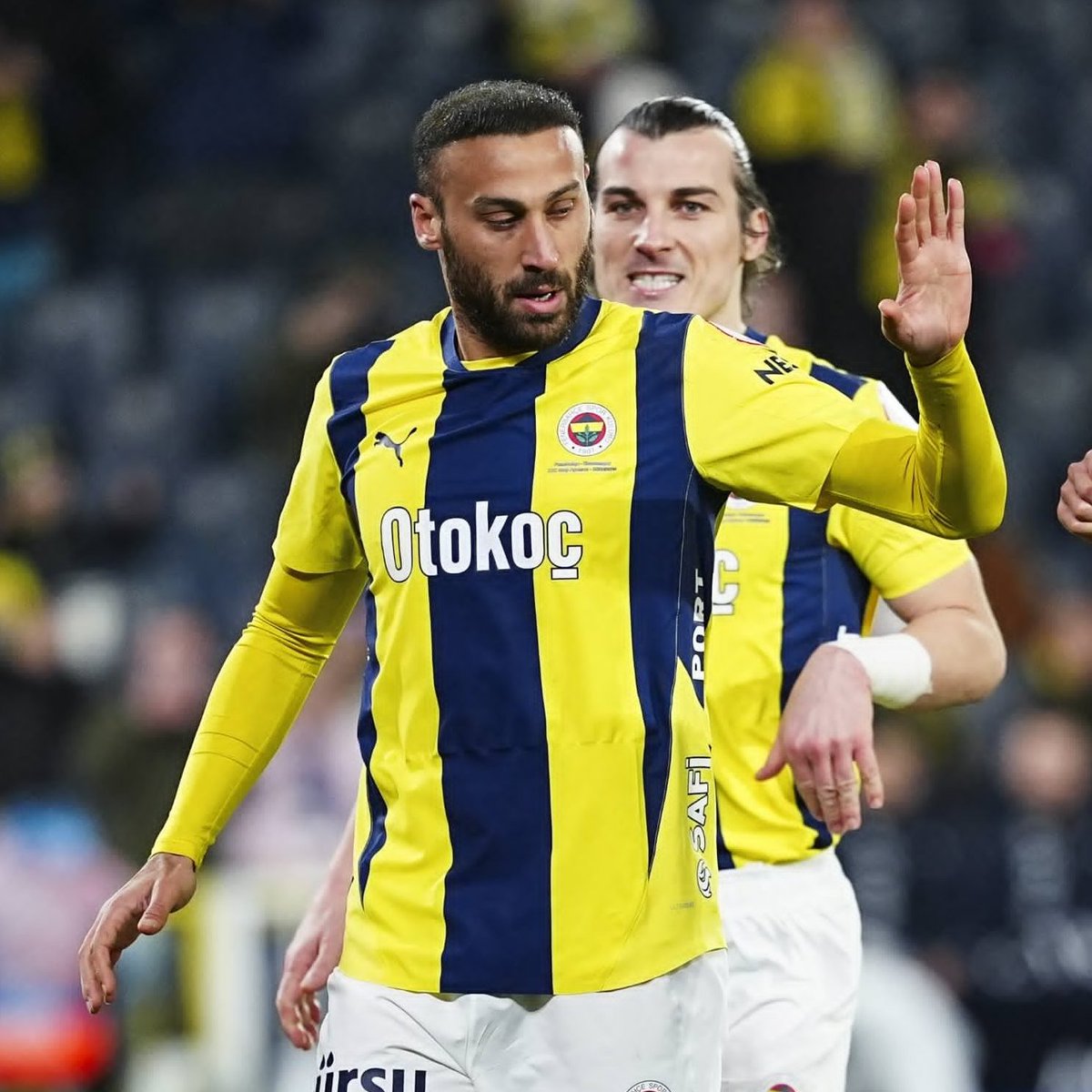 Fenerbahçe'de Sürpriz Karar: İrfan Can Kahveci ve Cenk Tosun Kadro Dışı