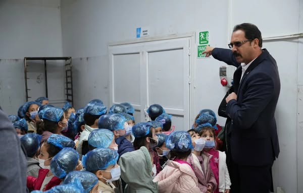 Bolvadin'de Minik Öğrenciler Ekmek Üretim Tesisini Gezdi