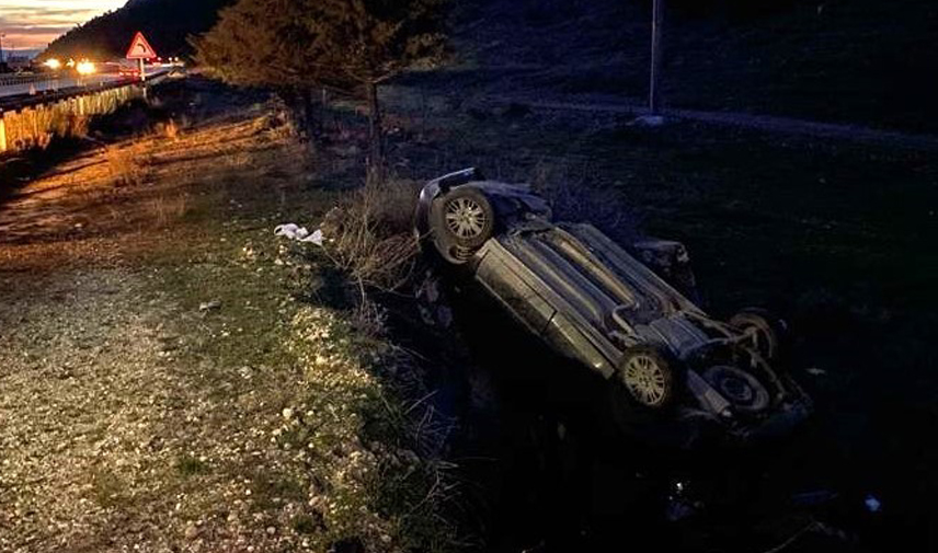 Takla atıp şarampole giren otomobilde 2 kişi yaralandı