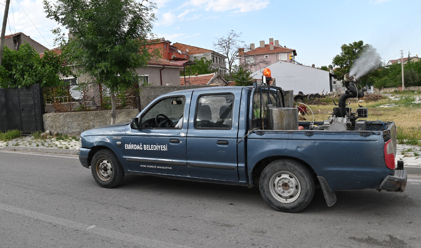 Emirdağ Belediyesi, sivrisinek ve haşeresiz bir yaz için ilaçlama çalışmalarına başladı