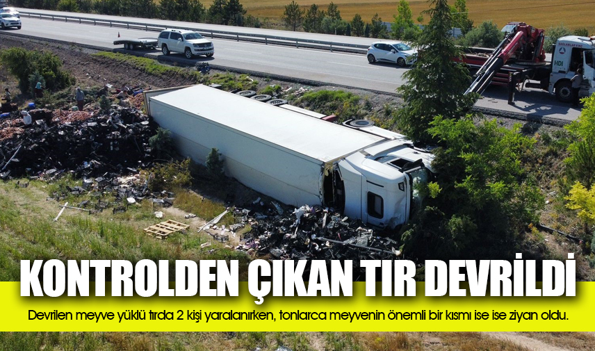 Meyve yüklü tırın devrildiği trafik kazasında 2 kişi yaralandı